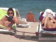 Сиськатые бабы голышем на пляже Смотреть Сиськатые бабы голышем на пляже