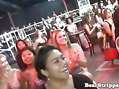 Телка на вечеринке сосала танцорам Смотреть Телка на вечеринке сосала танцорам