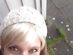 Русая блудница сосет в общественных местах Смотреть Русая блудница сосет в общественных местах