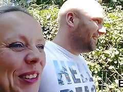 Муж разрешает зрелой немке сосать другие члены Смотреть Муж разрешает зрелой немке сосать другие члены